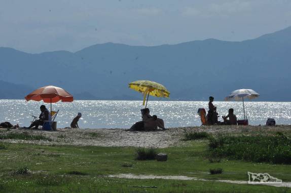 Banhistas aproveitam o tranquilidade da Ponta das Canas, praia no norte de Florianópolis, Santa Catarina